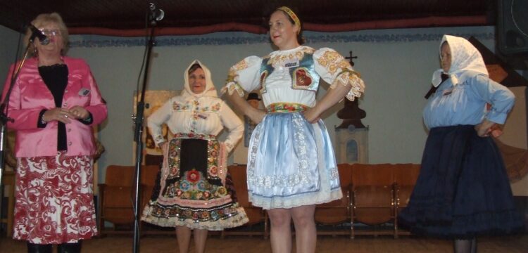 Spolok petrovských žien tentoraz predstavil aj piešťanský kroj (v strede)