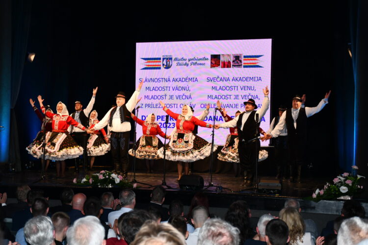 Tanečný bod miestnych folkloristov seniorov