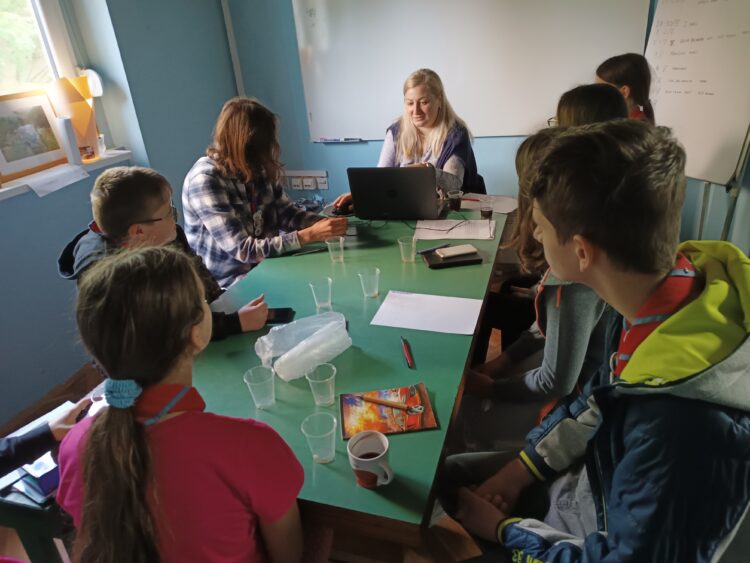 Olinka Glóziková-Jonášová s táborníkmi počas dielne