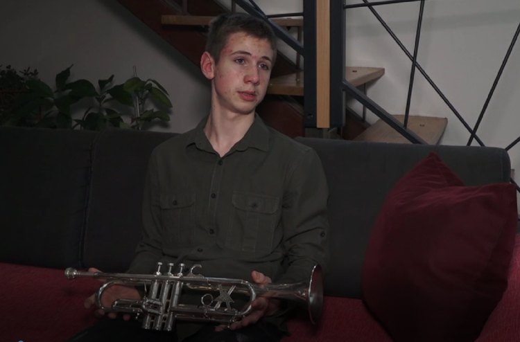 Mário hrá na trubke...