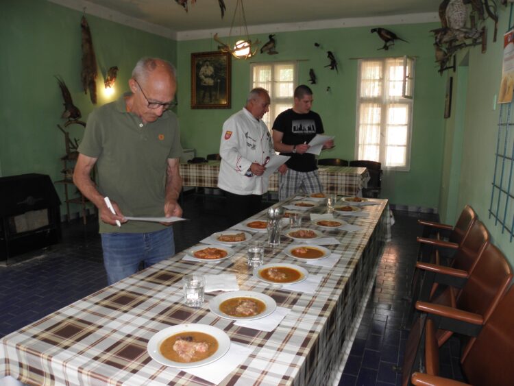 Členovia kuchárskej komisie počas degustácie v Loveckom dome