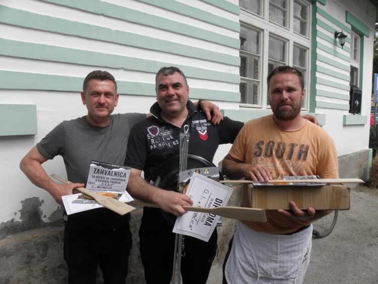 Predstavitelia troch víťazných skupín s odmenami