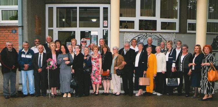 Účastníci stretnutia pred budovou kovačického gymnázia (Foto: Centar Kovačica) 