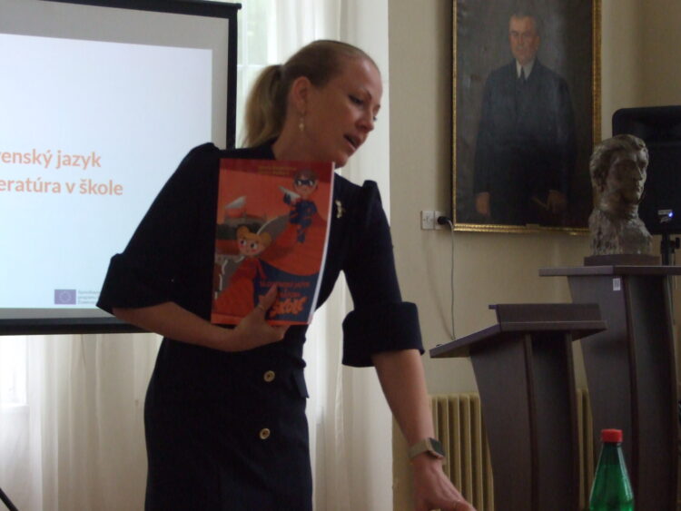 Alona Kurotová počas videoprezentácie učebníc zo slovenčiny pre cudzincov