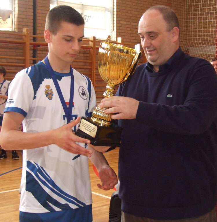 Pohár pre šampiónov Vojvodiny: (sprava) Nedžad Osmankač odovzdáva Máriovi Uhlárikovi