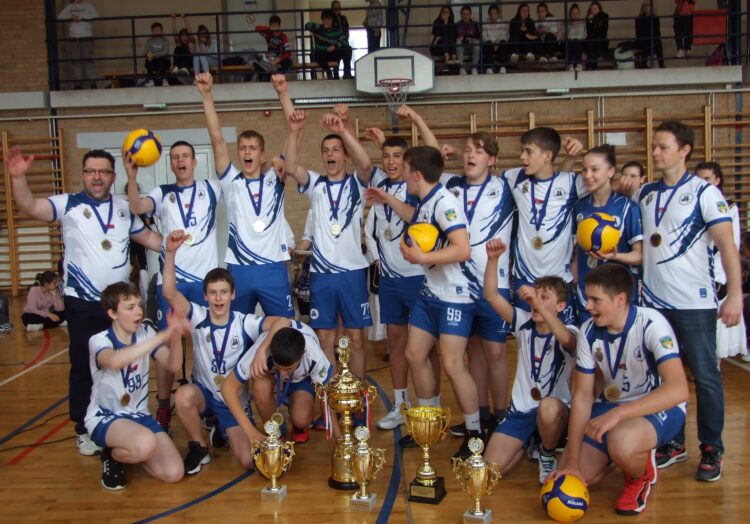 Víťazný tím kulpínskej školy s odmenami sa spoločne teší