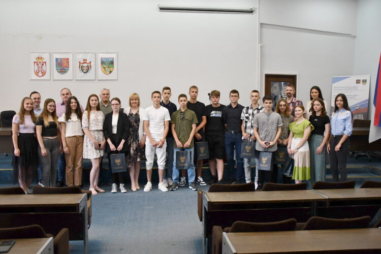 Najlepší malí a veľkí maturanti zo škôl Báčskopetrovskej obce v školskom roku 2022/2023