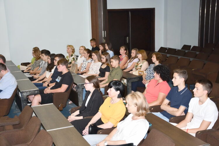 Prijatie v budove lokálnej samosprávy – žiaci a ich profesori