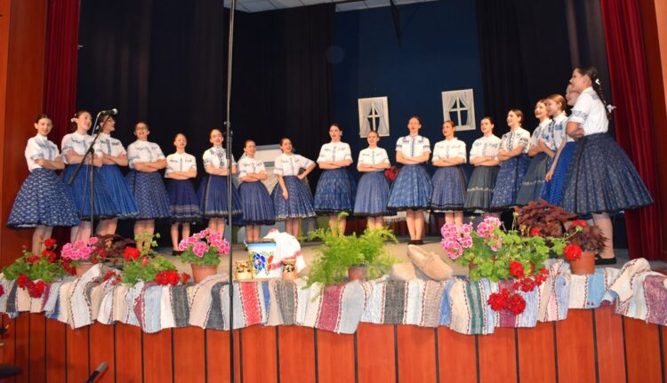 Jednou z päť speváckych skupín z Kovačice bola aj táto dievčenská z Domu kultúry 3. októbra