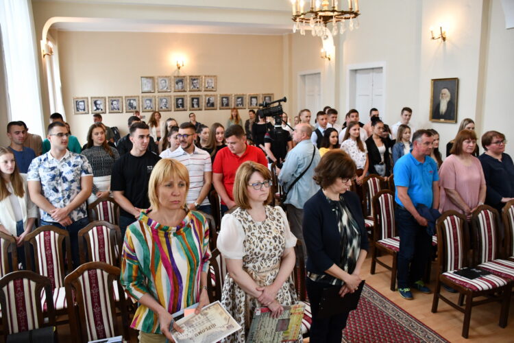 Pri intonovaní žiackej hymny Gaudeamus Igitur: v popredí riaditeľka a triedne profesorky