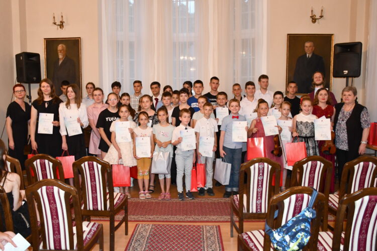 Spoločná fotografia účastníkov 27. festivalu Jarné nôty v Petrovci