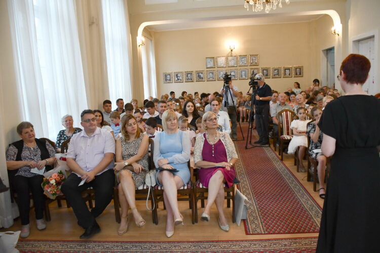 Pohľad na gymnaziálnu sieň počas koncertu