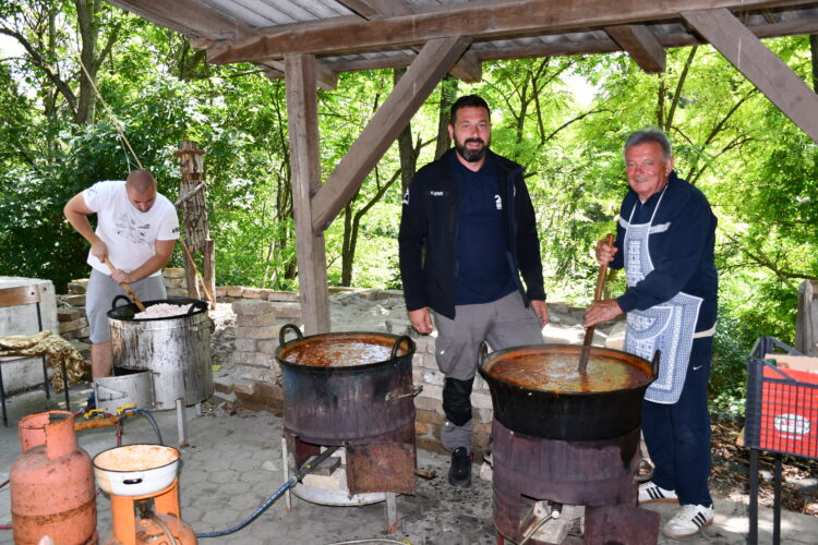 O kotlíkové pohostenie sa postaral známy kuchár Vladimír Dudáš