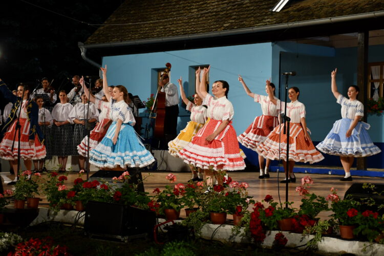 Folklórny súbor Šafárik Nový Sad so štylizovaným tancom Hrala sa ďievčina obsadil 2. miesto