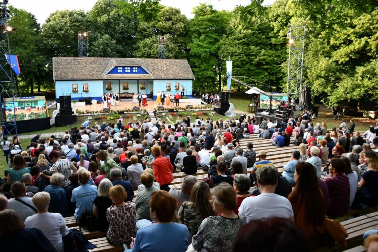 Publikum v hložianskom amfiteátri a hostia z Temerina