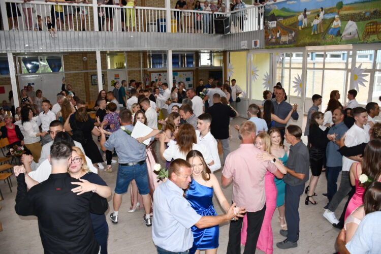 Na záver valčík s rodičmi