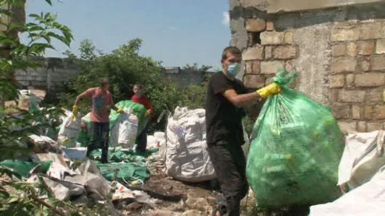 Jedna z minulých akcií zberu ambaláže chemických prostriedkov v Obci Kovačica (Foto: z archívu V. Kuchárika)