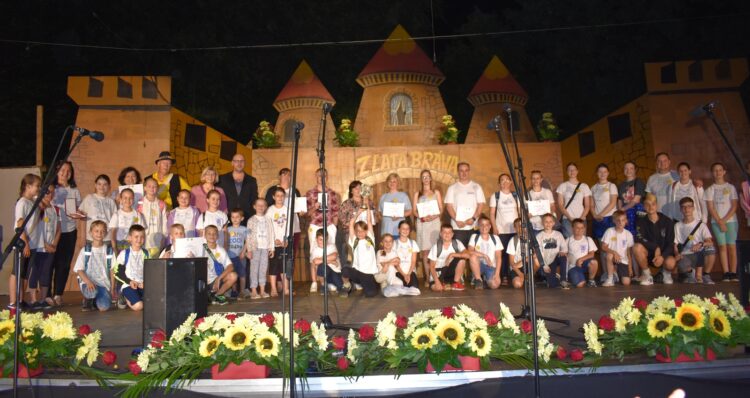 Radosť po udelení cien: riaditeľ hostiteľského Kultúrneho centra Kysáč, predsedníčka NRSNM, predseda poroty, vedúci odmenených súborov a členovia víťazného súboru z Kovačice