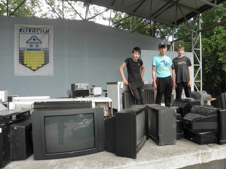 Elektronický odpad bol poukladaný na letnom javisku na nádvorí MS