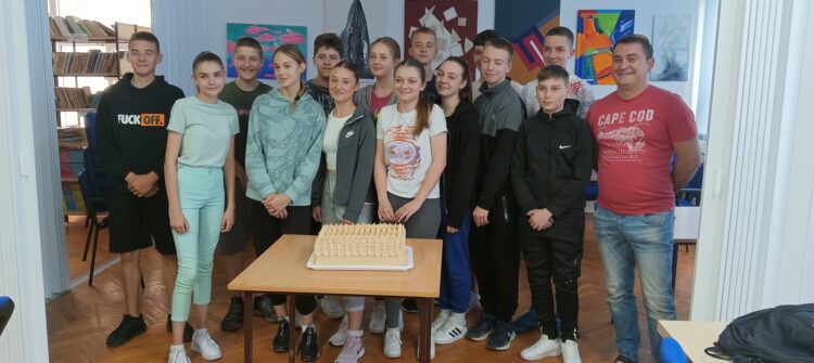 Ján Funtík (v červenom tričku vpravo) s triedou 8. 2