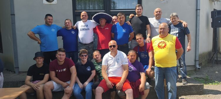 Rozličné tričká - rozličné tímy... Po jeden predstaviteľ z tímov, ktoré mali vytlačené tričká