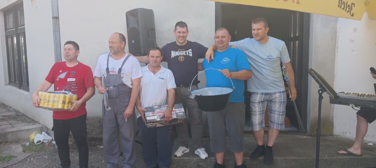 Na fotke sú víťazi: (zľava) Jaroslav Lačok (poľnohospodári) - tretí, Igor Tordaj, Pavel Kreko - druhí a Miroslav Anušiak, Jaroslav Domoni a Ivan Obuch - prvé miesto