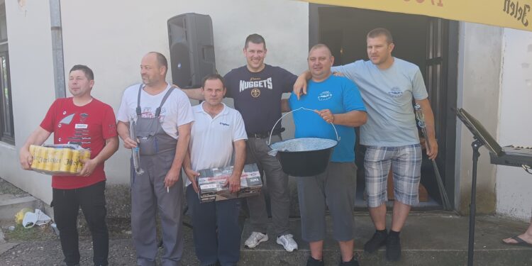 Na fotke sú víťazi: (zľava) Jaroslav Lačok (poľnohospodári) - tretí, Igor Tordaj, Pavel Kreko - druhí a Miroslav Anušiak, Jaroslav Domoni a Ivan Obuch - prvé miesto