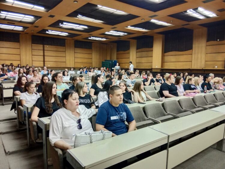 Maturanti ekonomicko-obchodnej školy s rodičmi