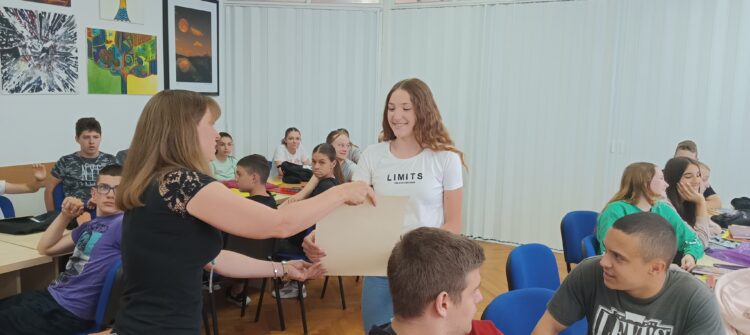 Monika Chrťanová, žiačka generácie, preberá Dositejov diplom a odmenu za výnimočné úspechy na rôznych súťažiach od triednej Anny Agárskej