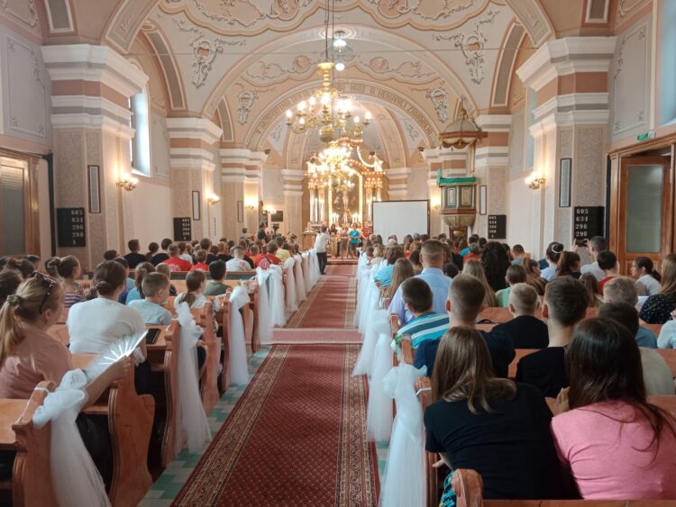 Plný kostol evanjelickej mládeže