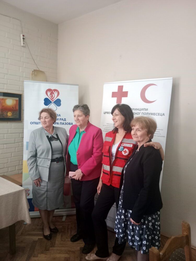 Organizátorky a účastníčky tribúny: (zľava) Rada Žugićová, riaditeľka Strediska pre sociálnu prácu Obce Stará Pazova, Nadežda Satarićová, Branka Pantelićová a Zlata Bjelićová