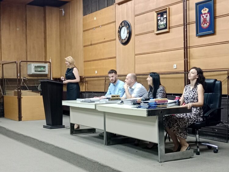 Prítomných privítala a pozdravila Zorica Kešeljová, riaditeľka Technickej školy v Starej Pazove