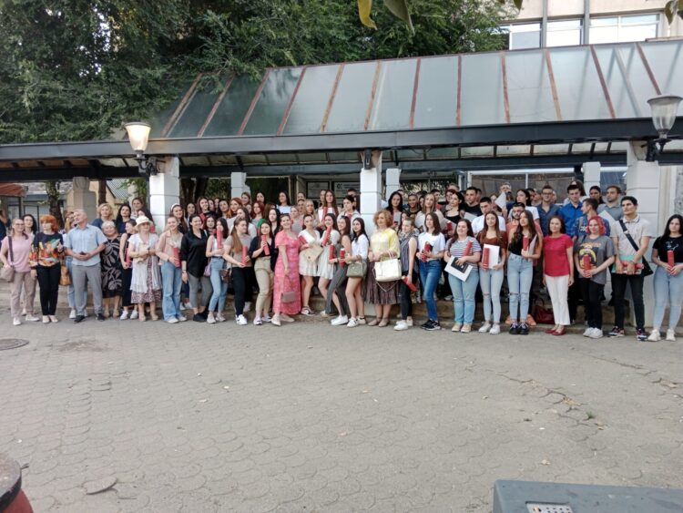 Pazovskí maturanti s profesormi a vedením školy