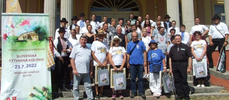 Účastníci, organizátori, kulpínski spolkári a hostia na minuloročnom výtvarnom stretnutí v Kulpíne