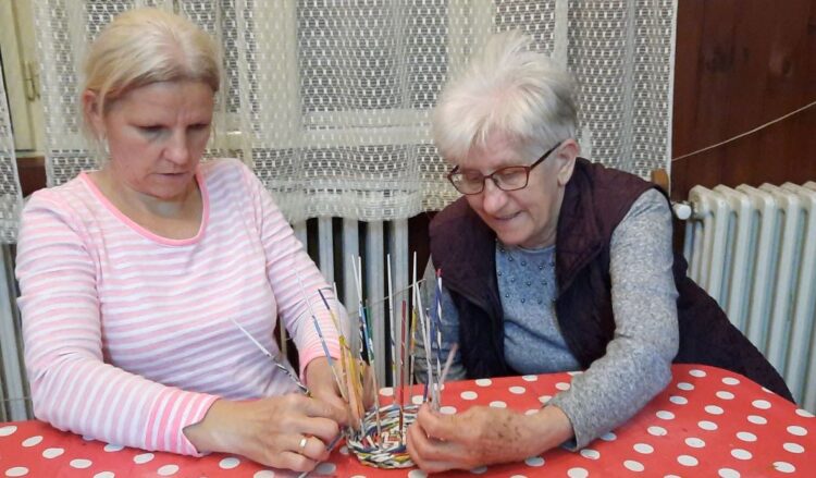 Zručnosť pletenia ozdobných košíkov sa dá naučiť