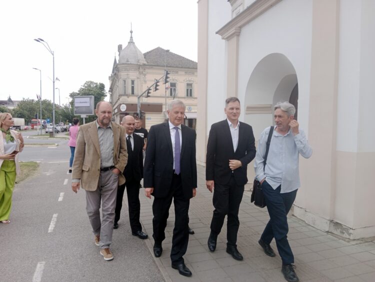 V strede mesta pri kostole