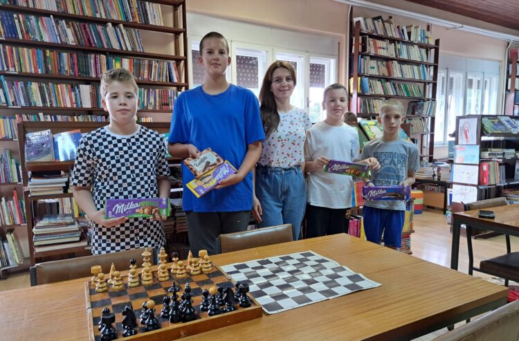 Knihovníčka Dragana Surová s víťazmi turnaja