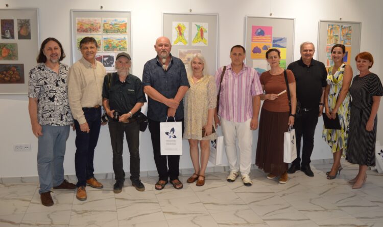 Spoločná fotografia prítomných autorov s organizátormi výstavy a odbornou porotou (foto: Michal Madacký)