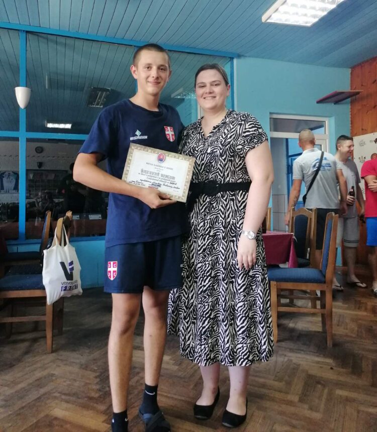 Anna-Andrea Holíková, podpredsedníčka MOMS pre Banát, a účastník Kristián Marko