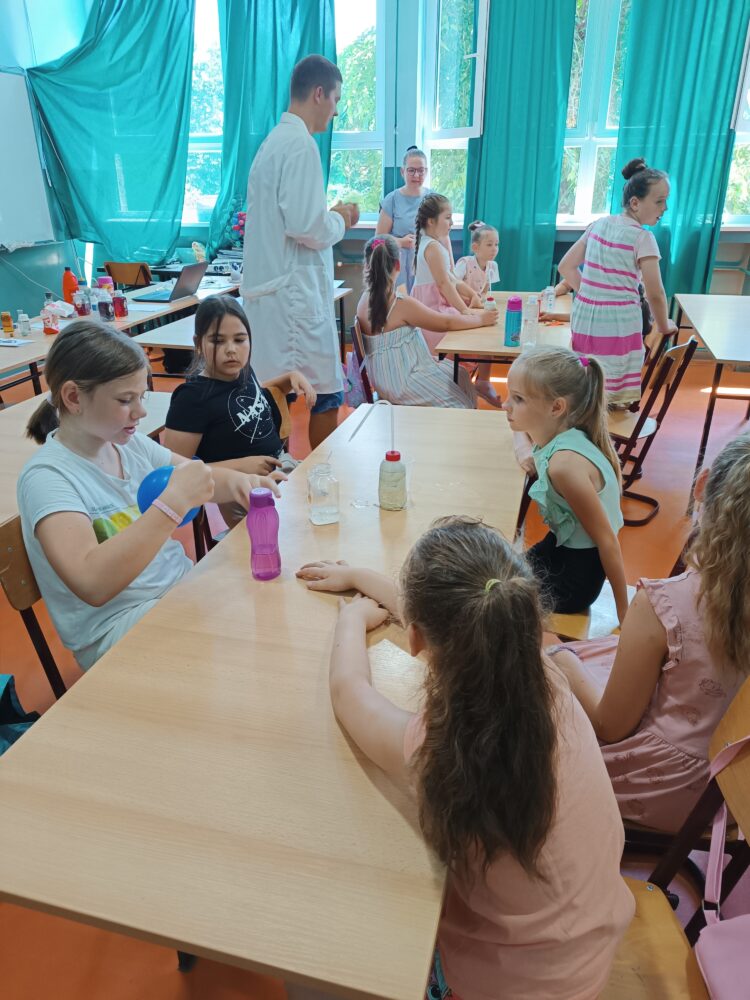 Ján Sabo, profesor chémie, s deťmi počas dielne Zmeny vôkol nás