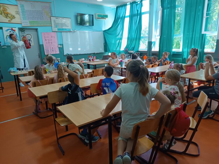 Žiaci počas praktickej časti dielne