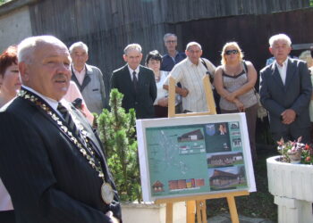 Vtedajší starosta Mošoviec Ing. Ján Žirko (vľavo) pri makete výstavby rodného domu Jána Kollára v roku 2008