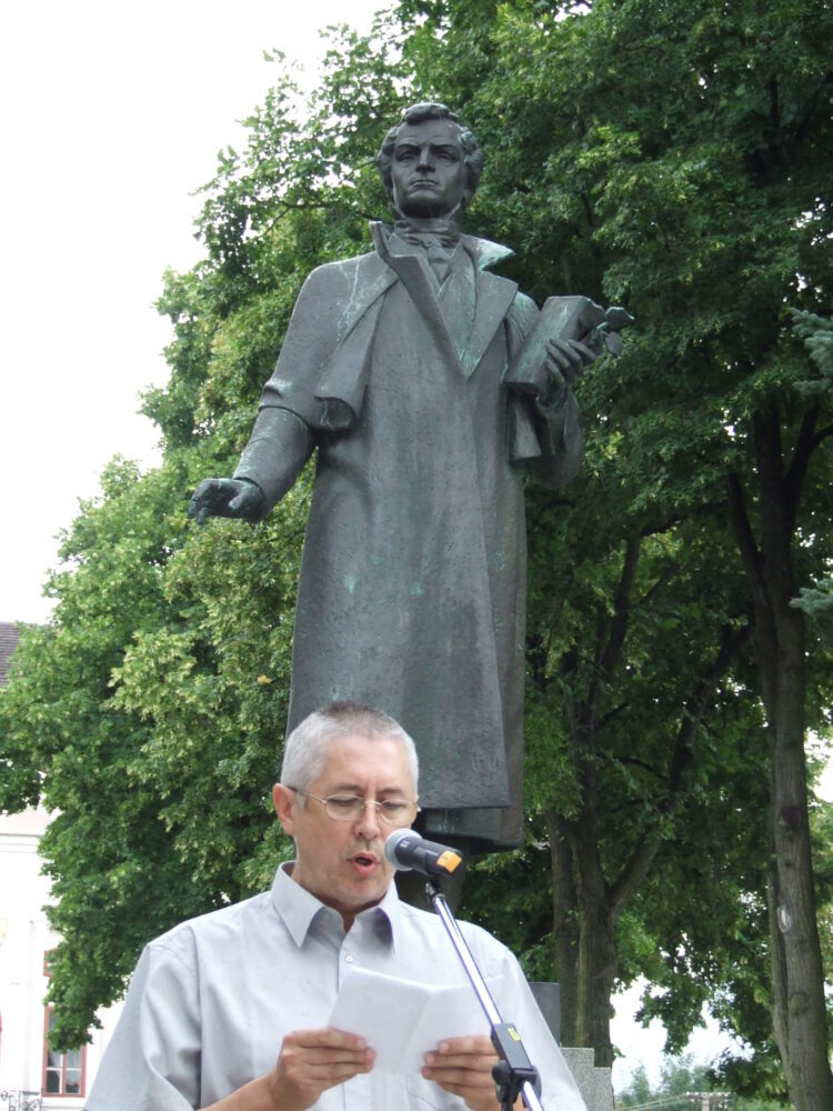 Počas osláv pri pomníku Jána Kollára v Mošovciach roku 2008 o najväčšom rodákovi hovoril vysokoškolský pedagóg a literárny vedec Jozef Tatár