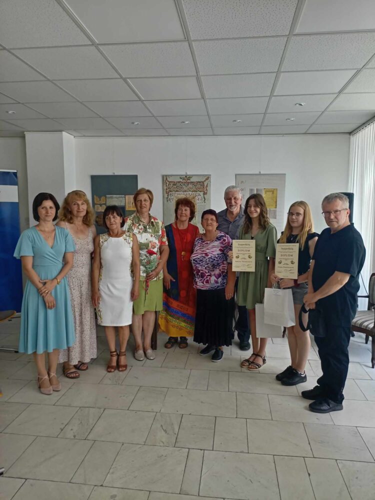 Odmenení autori a členovia poroty s organizátorkou Koňaríkovou