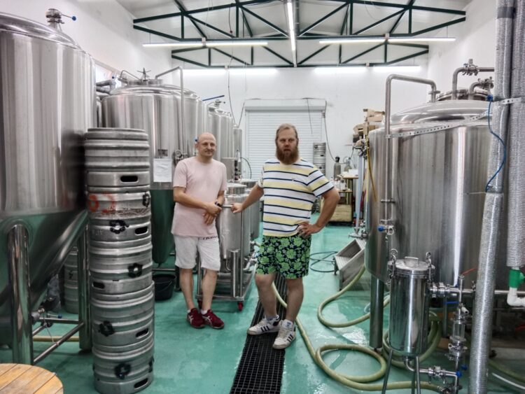 Medzi vystavovateľmi bol aj Klub pivárov Pazova: Milan Marić (zľava) a Martin Šarkézy vo výrobnej prevádzke v Starých Bánovciach