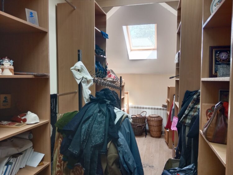 Divadelná garderóba, ktorú bolo treba poupratovať