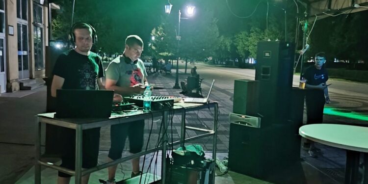 Počas večera elektronickej hudby spoločne vystúpili Ján Babinka (DJ Babo) a Vladimír Suchánek (DJ Bakaro)