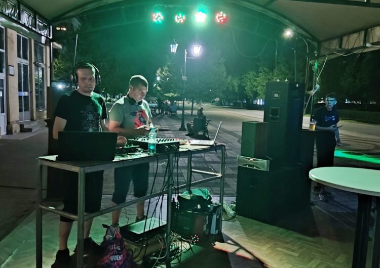 Počas večera elektronickej hudby spoločne vystúpili Ján Babinka (DJ Babo) a Vladimír Suchánek (DJ Bakaro)