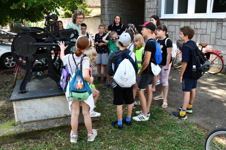 Pri tlačiarenskom stroji, na ktorom bolo vytlačené prvé číslo Hlasu ľudu (Foto: Miroslav Pap)