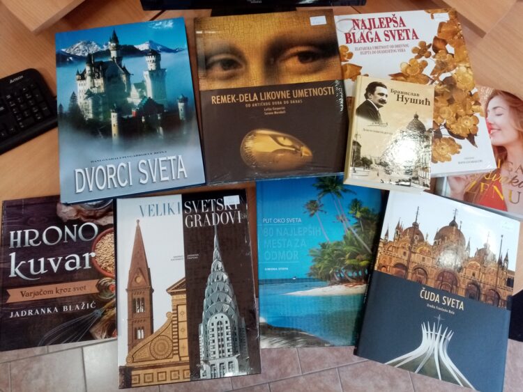 Medzi novými knihami vo fonde sú aj rôzne luxusné vydania